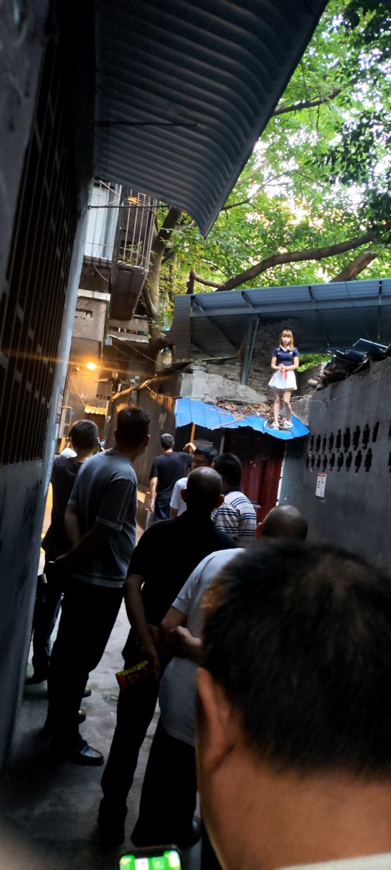 野水沟再次被砸门，妹子被逼上了